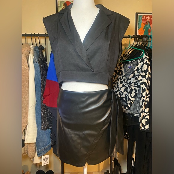 Sleeveless cropped blazer top. - Picture 2 of 5